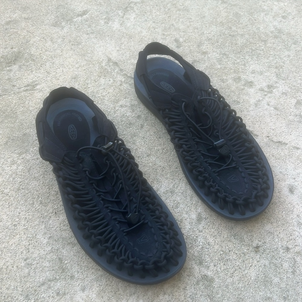 KEEN Men's UNEEK Classic Black Sandal Size 12 - Picture 3 of 8